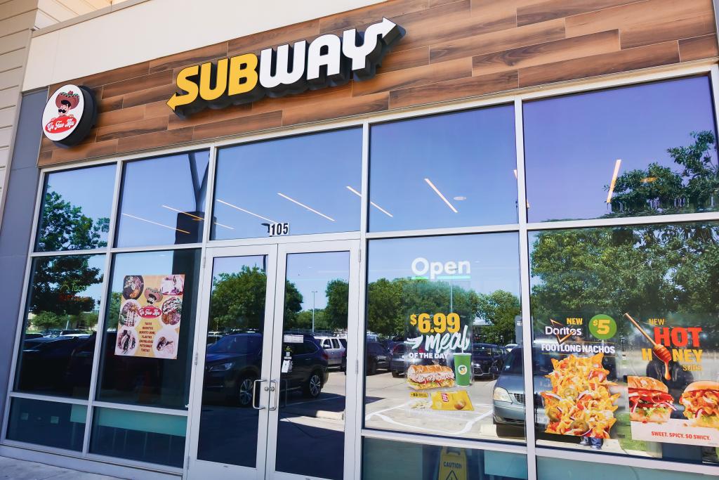 Un Taco Mas + Subway Storefront